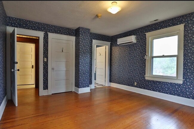 Building Photo - 317 E Glenwood St