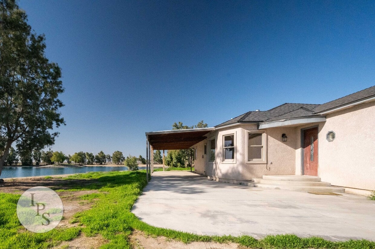 Primary Photo - Kerman Lakeside Home, 3BR/2BA, Built 1950 ...