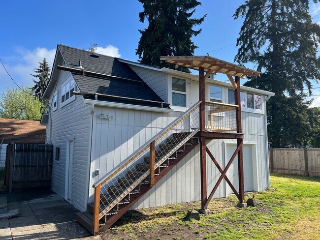 Building Photo - Freshly remodeled 1 bedroom upstairs apart...