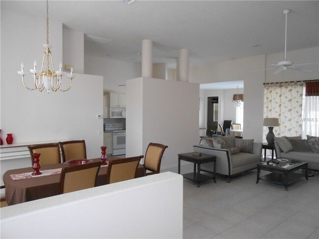 Foto del edificio - 23404 Peachland Blvd