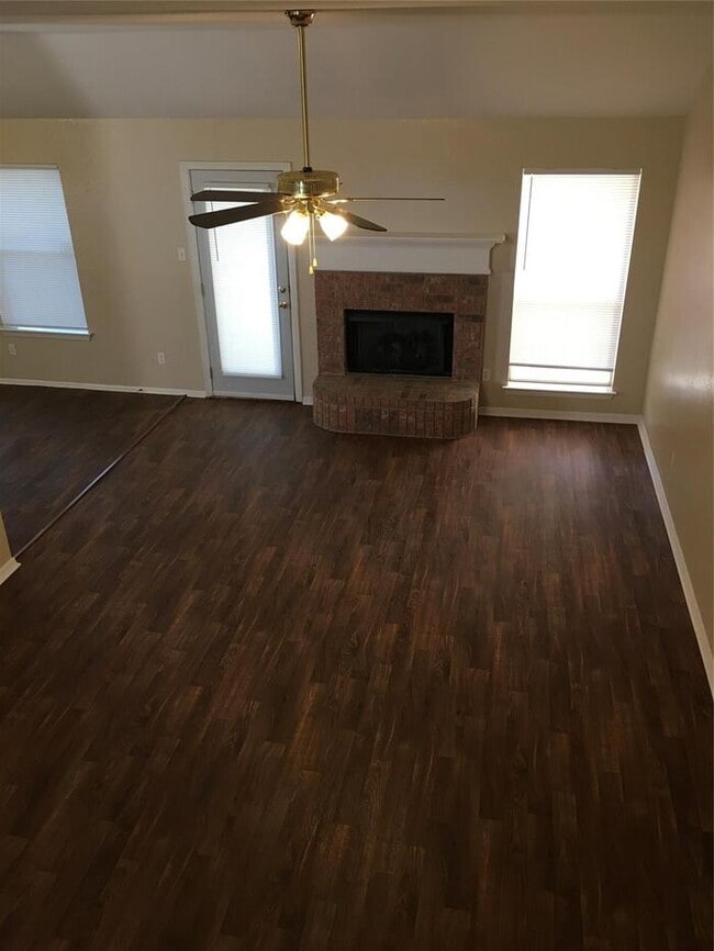 Building Photo - Eagle Mountain ISD 3 bedroom 2.5 bath plus office!