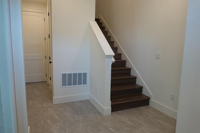 Foto del edificio - 15250 Groveside Rd