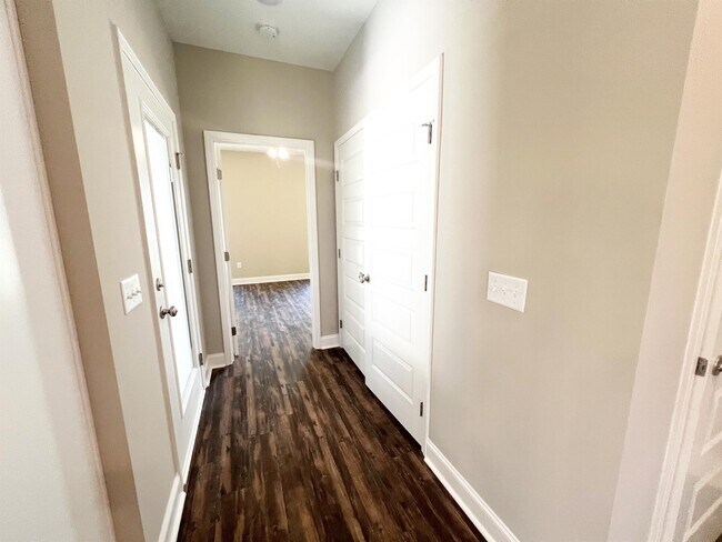 Building Photo - 203 Silverthorn Dr