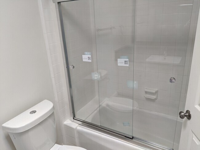 En Suite Primary Bath Tub-Shower - 10945 Rose Ave