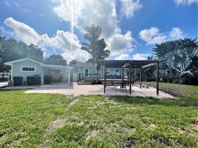 Building Photo - Seasonal Short-term Single-Family Home Clo...