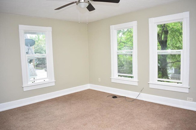 Large living room with lots of natural light - 1802 12th St