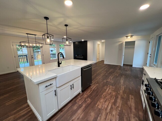 Building Photo - Beautiful Cherokee Bay Home - ONE YEAR LEASE