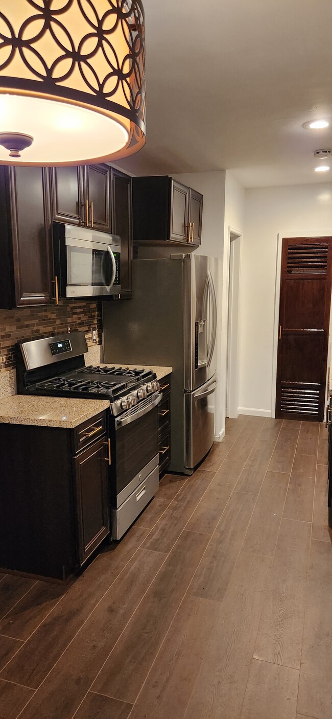 Building Photo - 8233 Crenshaw Blvd