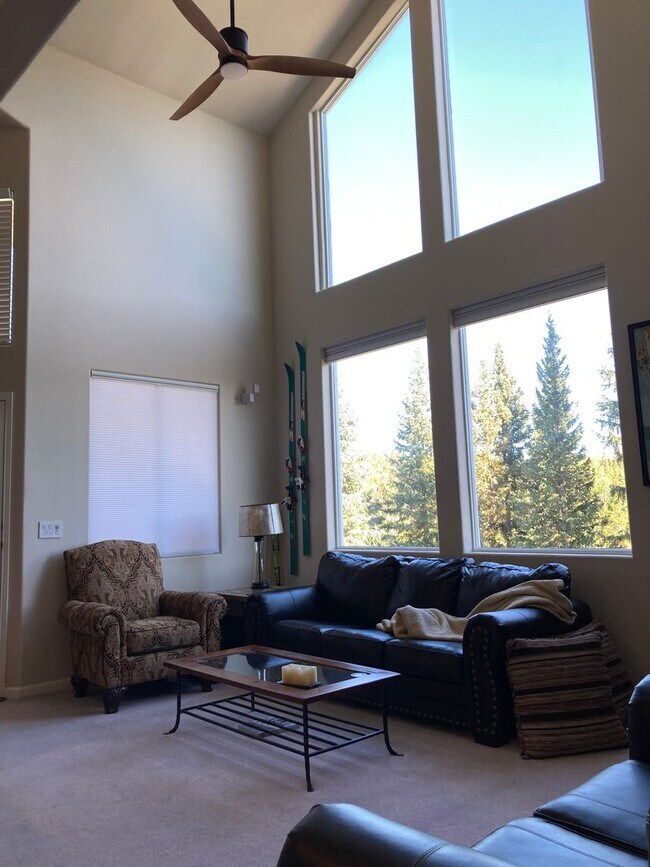 Foto del edificio - Bright and updated 3 bedroom with loft, In...