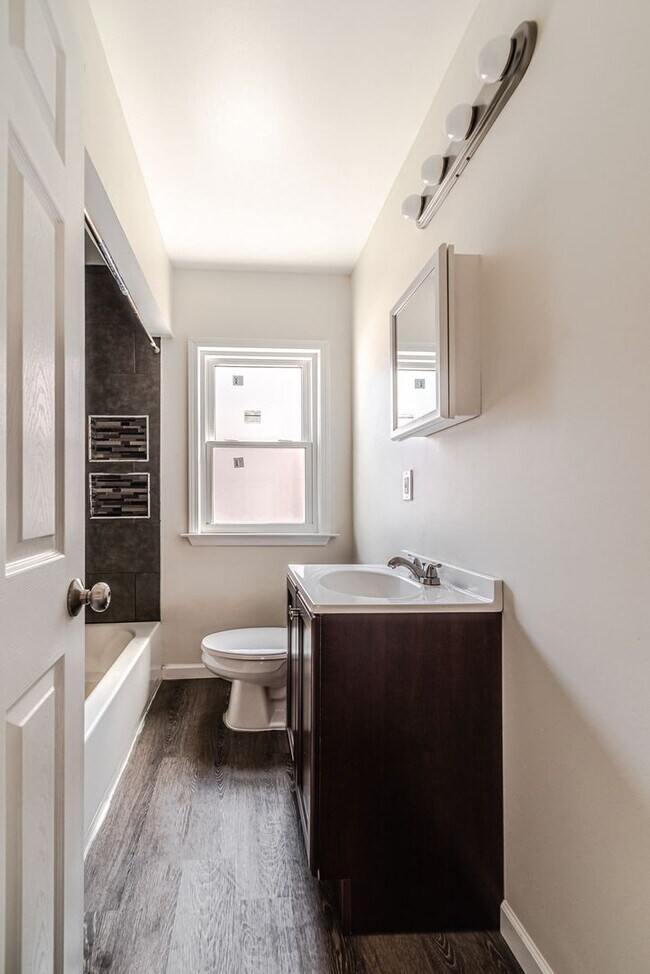 Foto del edificio - $1,350 - Renovated 4 Bed/1Bath Near Dearborn