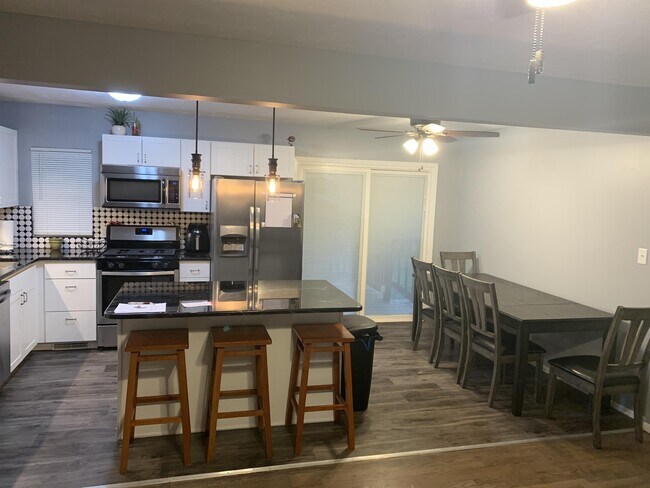 Foto del edificio - 9215 Meadow Dr