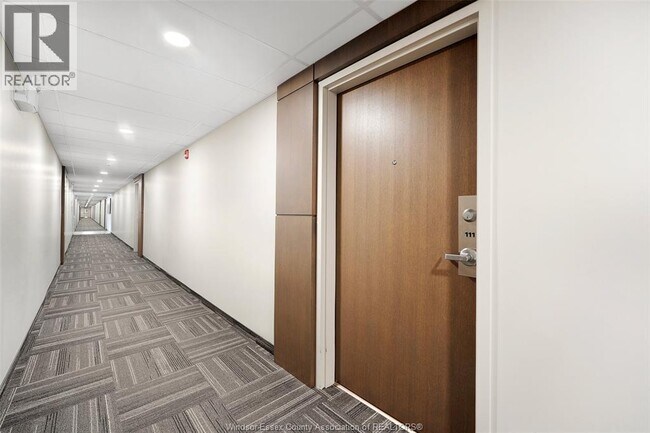 Photo du bâtiment - 2550 Sandwich W Pkwy