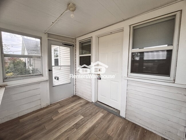 Building Photo - 1229 Merle Hay Rd