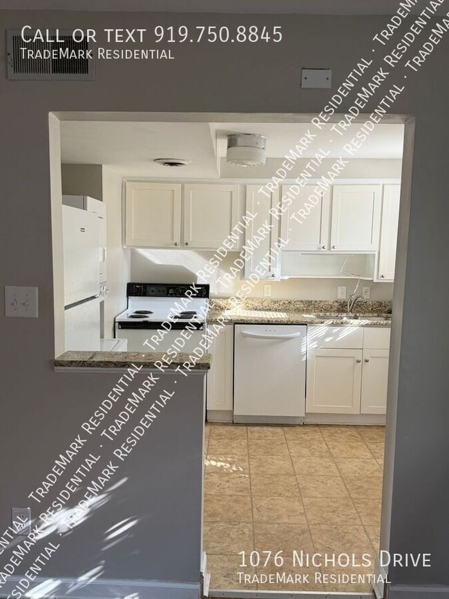 Building Photo - 1076 Nichols Dr