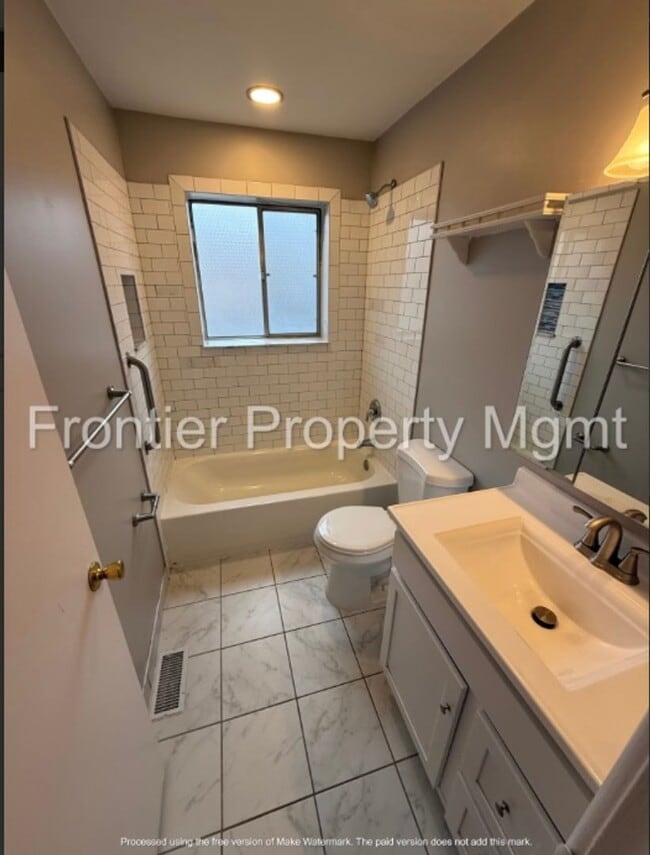 Building Photo - 2 Bedroom, 1 Bath Apartment