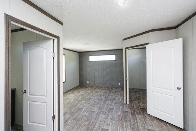 Building Photo - 3 Bedroom / 2 Bath for sale with Financing