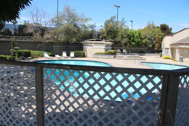 Building Photo - Lovely, Light-Filled 2 Bedroom, 2 Bath Condo