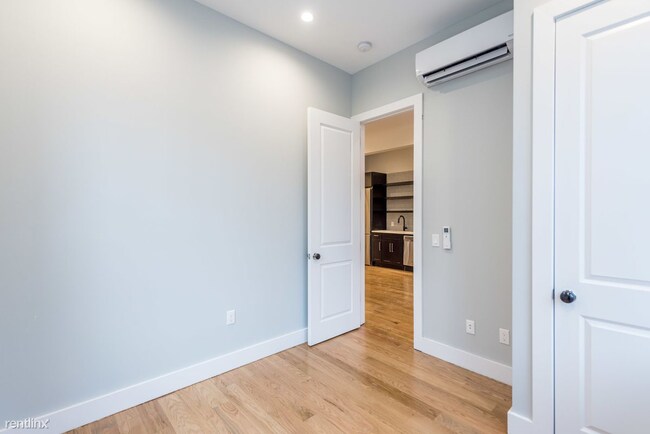 Building Photo - 3 br, 1.5 bath  - 181 Montrose Ave 1A