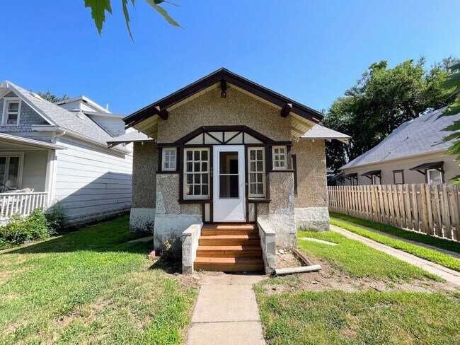Building Photo - Two Bedroom Cottage with Shop and Garage