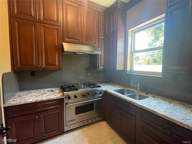 Building Photo - 5 br, 4.5 bath House - 16583 Silktree St