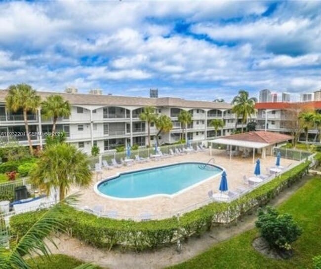 Building Photo - 501 Blue Heron Dr