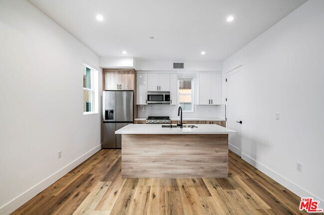 Building Photo - 5042 Laurel Canyon Blvd