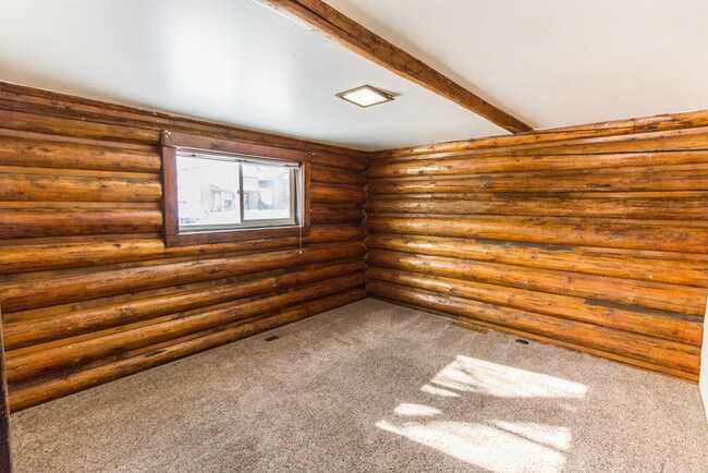 Building Photo - Charming Cabin for Rent in Central Location!