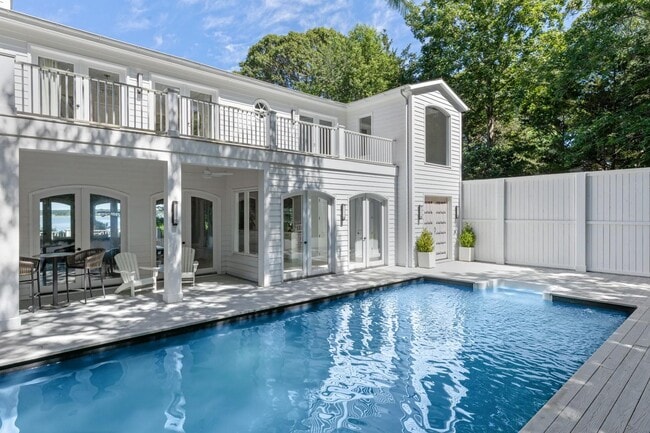 Building Photo - 26 3 Mile Harbor Dr
