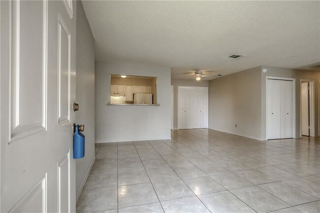 Building Photo - 2810 Meadow Park Dr