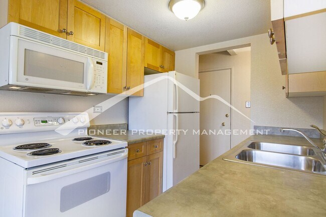 Foto del edificio - Cozy Condo with Assigned Parking Spot and Balcony
