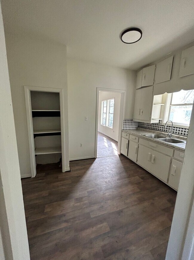 Building Photo - updated 2 bed 1 bath