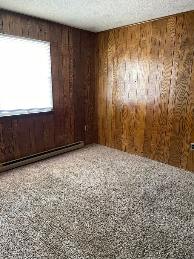 Building Photo - 2 bedroom 1 bathroom apartment for rent