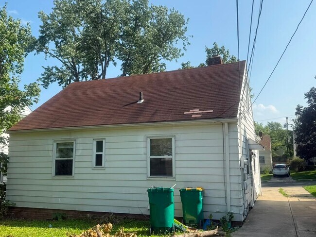 Building Photo - 15811 Maplewood Ave