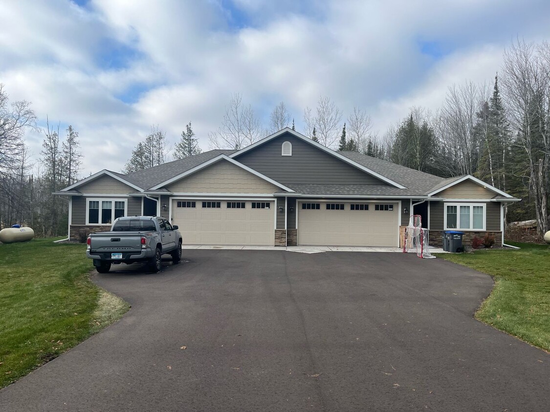 Foto principal - Available July 3 Bed 2 Bath Beautiful New ...