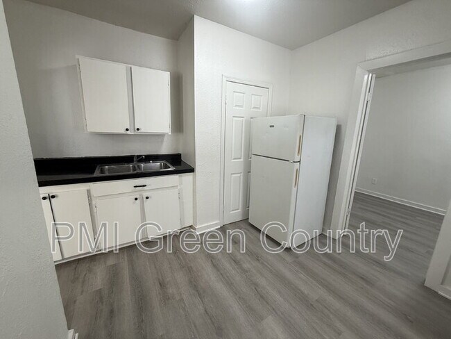 Foto del edificio - 2430 E Pine St