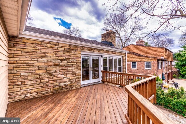 Building Photo - 6226 Lakeview Dr