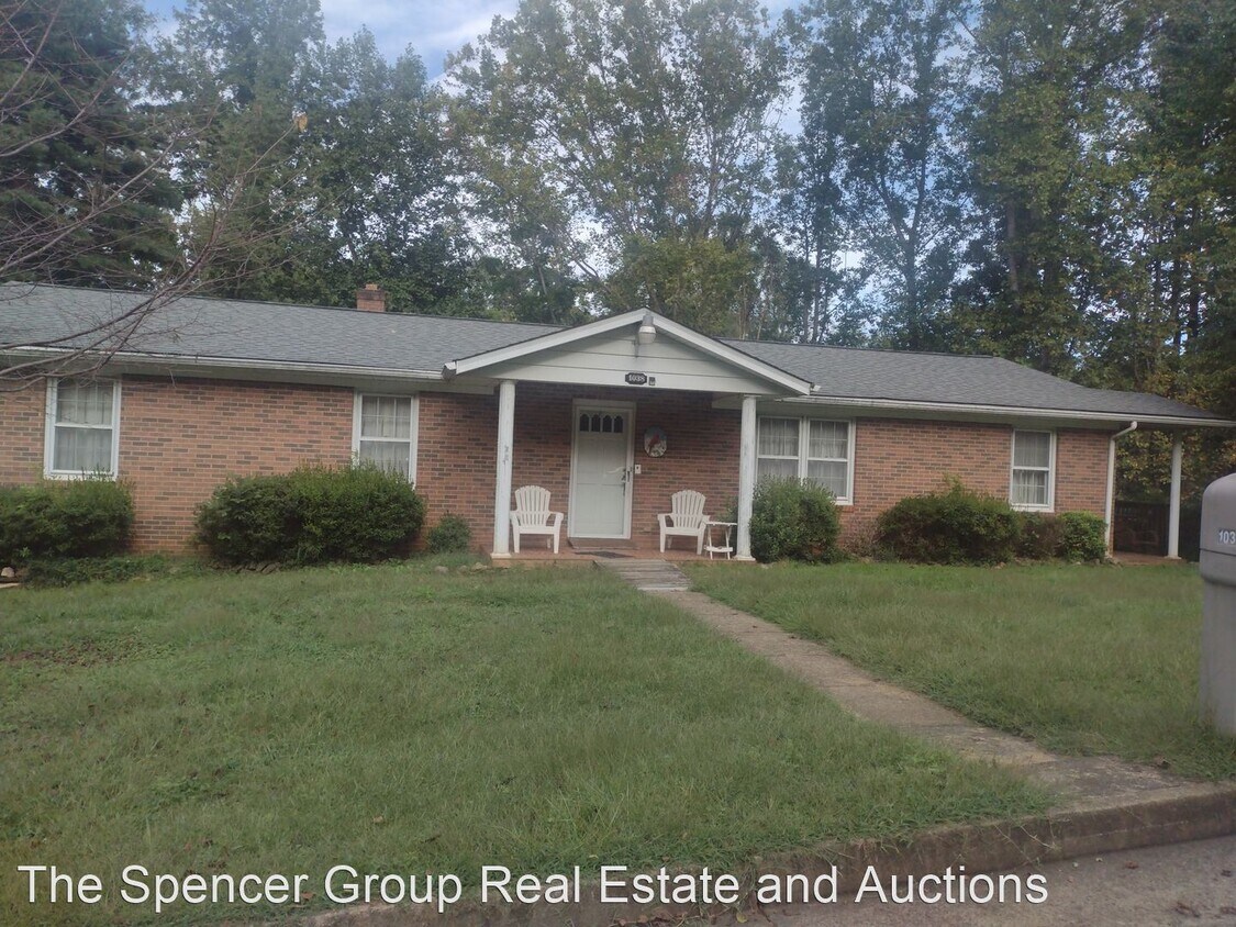 Primary Photo - 3 br, 1.5 bath House - 1038 Oak Street