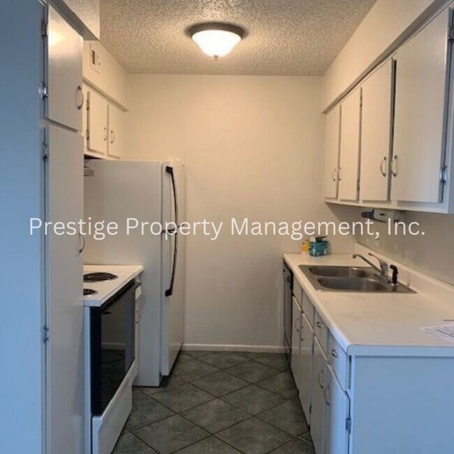 Building Photo - Cute NorthWest Condo With Everything You N...