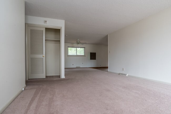 Building Photo - $0 DEPOSIT OPTION! WALNUT HILLS DIVISION, NEW APPLIANCES, GARAGE, FIREPLACE, STORAGE!