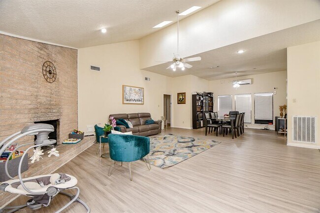 Building Photo - 7635 Hopewell Ln