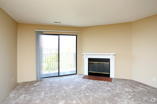 Living Room - Fox Ridge Apartments