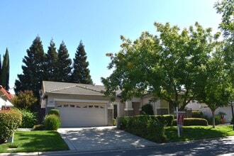 Building Photo - 9449 Century Oaks Ln