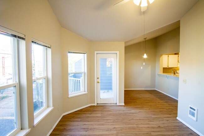 Foto del edificio - Top Floor 2/2 w/Condo Finishes + Vaulted Ceilings!!