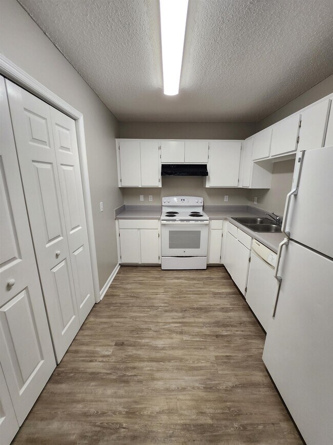 Foto del edificio - 1100 Greentree Ct