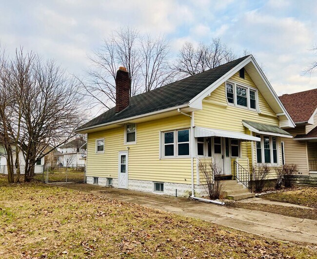 Building Photo - South Side 2 Bedroom, 1.5 Bath Stunner with Charm, Space, Garage & a Fenced Backyard!