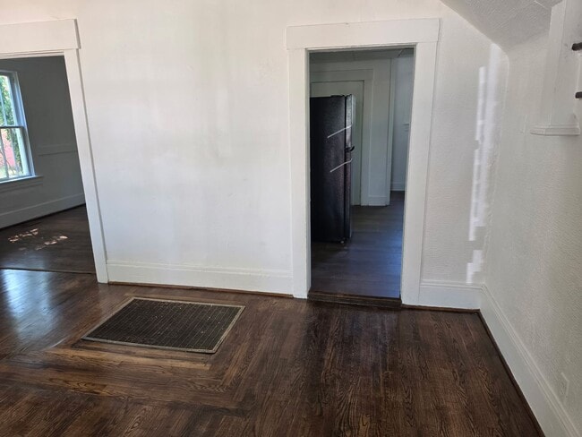 Building Photo - 3 br 1 bath house