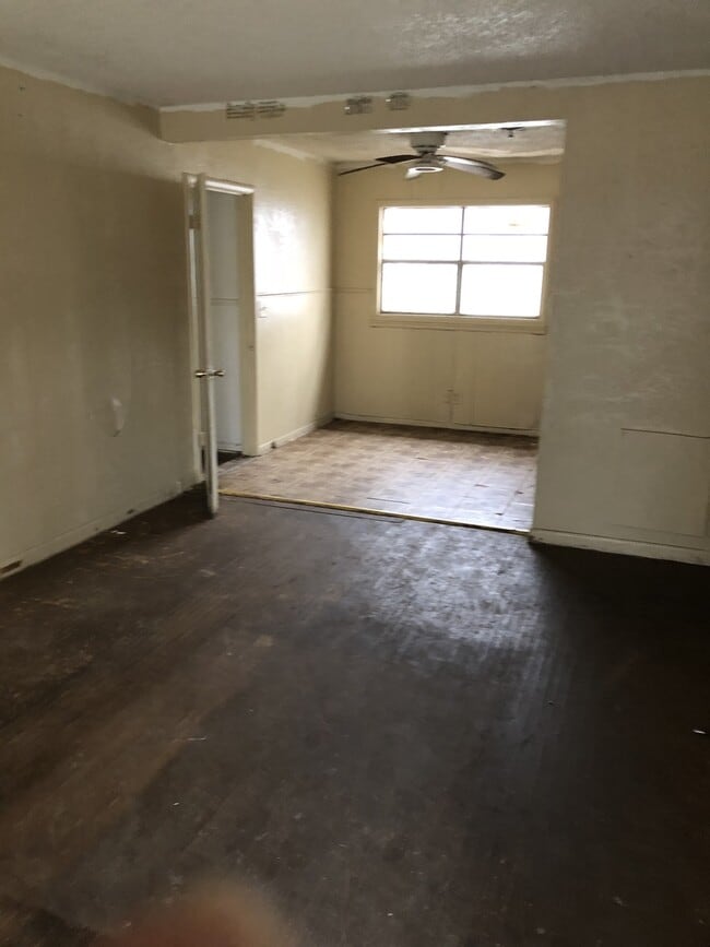 Building Photo - 4 bedroom