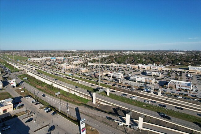 Foto del edificio - 7204 Town Center Blvd Blvd