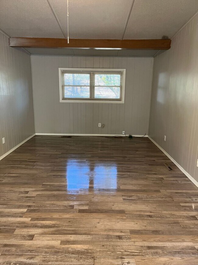 Building Photo - Two Bed/One Bath Home