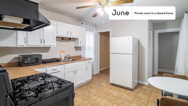 Foto del edificio - Room in Shared 3 bed/1 bath home